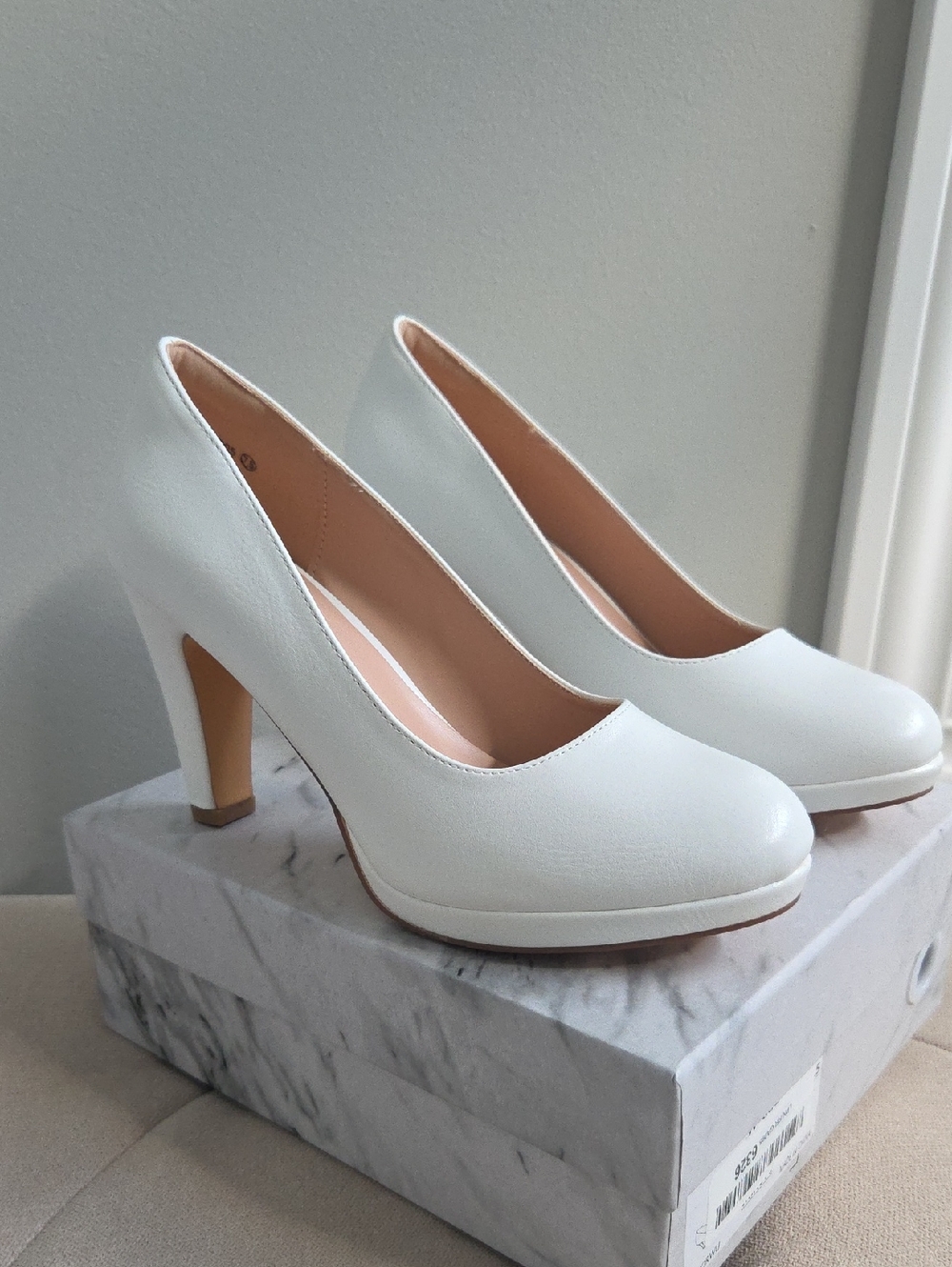NWT Classic White Women's Round-Toe Heels 7.5